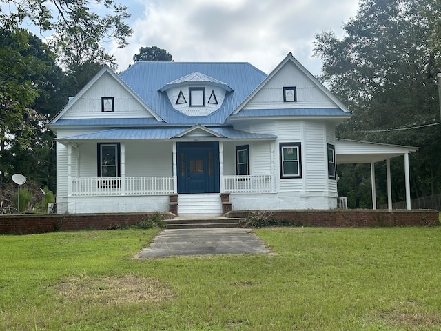 view of front of property with covered porch and a front lawn