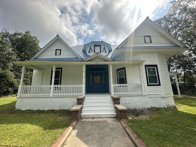 view of front of property featuring a front lawn