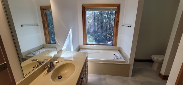 204 Alston Pl, Mccormick, SC 29835 - bathroom featuring a garden tub, toilet, vanity, and baseboards