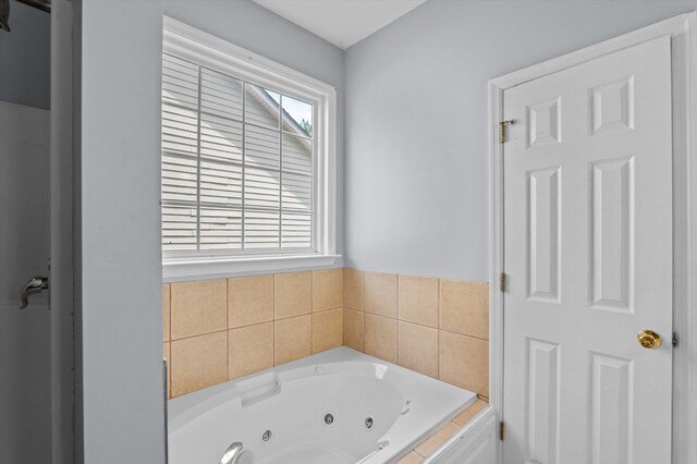 2532 Grier Cir, Evans, GA 30809 - full bath with a whirlpool tub