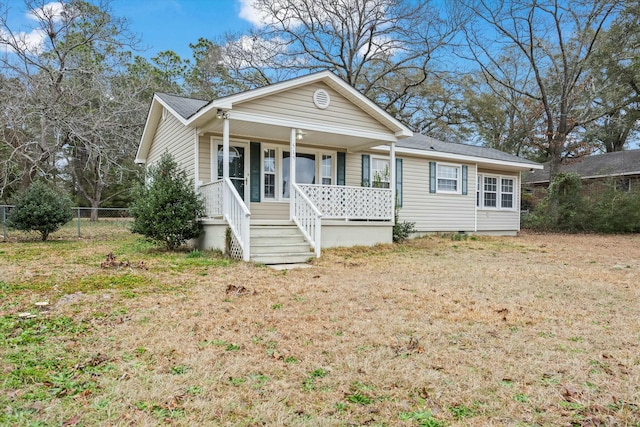 view of front of property featuring a front lawn and covered porch