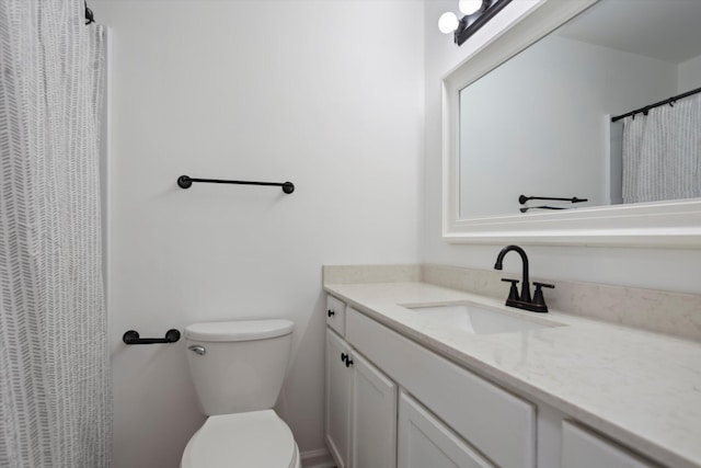 full bathroom featuring curtained shower, vanity, and toilet