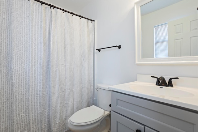 full bath featuring vanity, toilet, and a shower with curtain