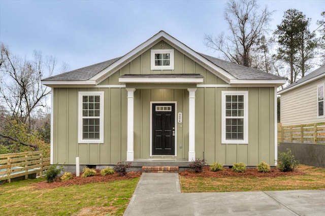 view of front of house featuring a front lawn