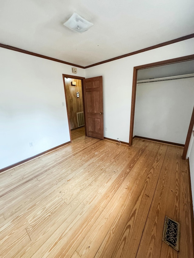 unfurnished bedroom with light hardwood / wood-style flooring and a closet