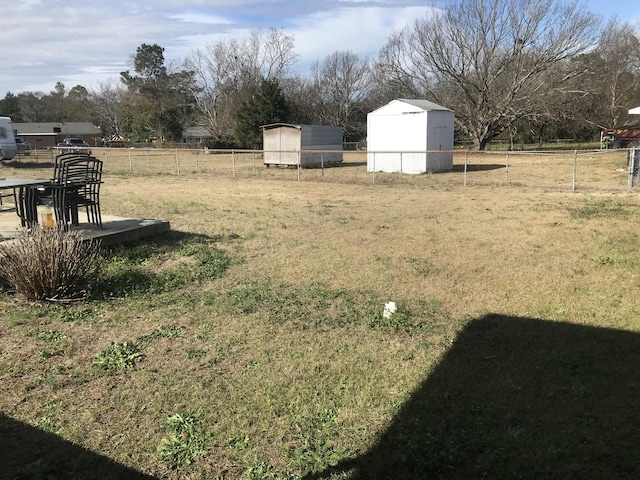 view of yard with a shed