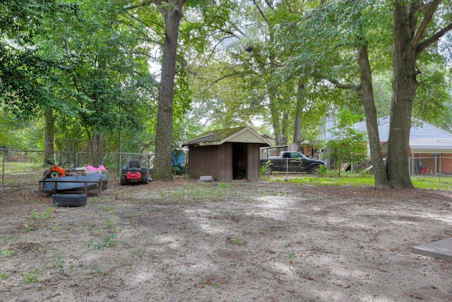 view of yard featuring a shed