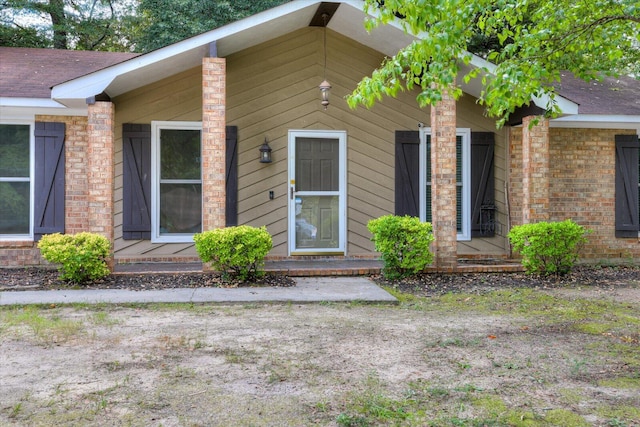 entrance to property featuring covered porch