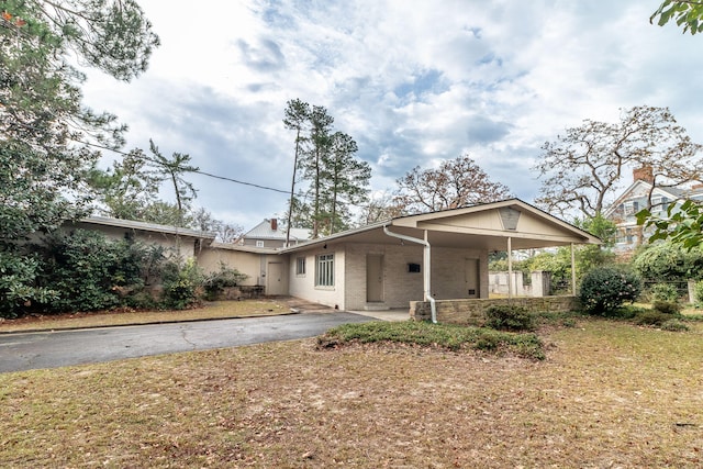 view of front facade with a carport