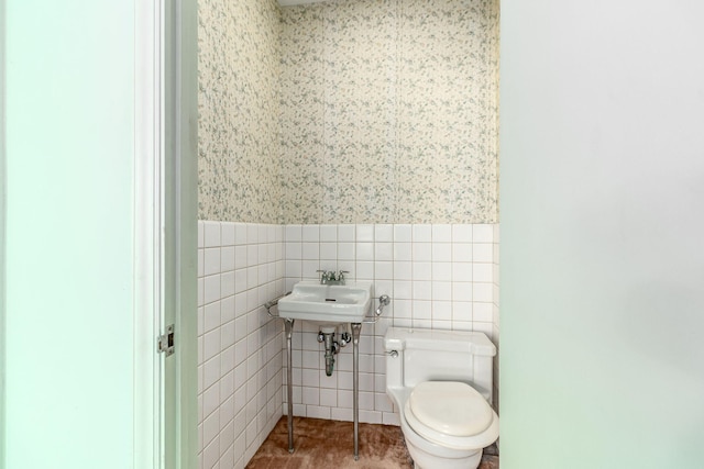 bathroom featuring toilet