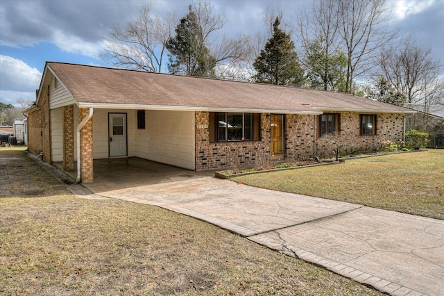 single story home featuring a carport, driveway, a shingled roof, and a front yard