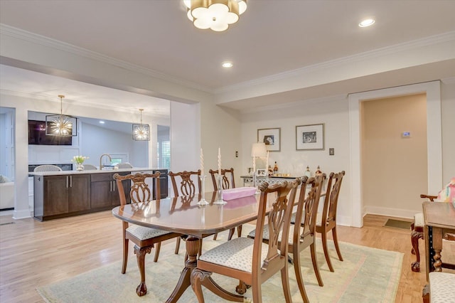 dining room with light wood-style floors, baseboards, ornamental molding, and recessed lighting