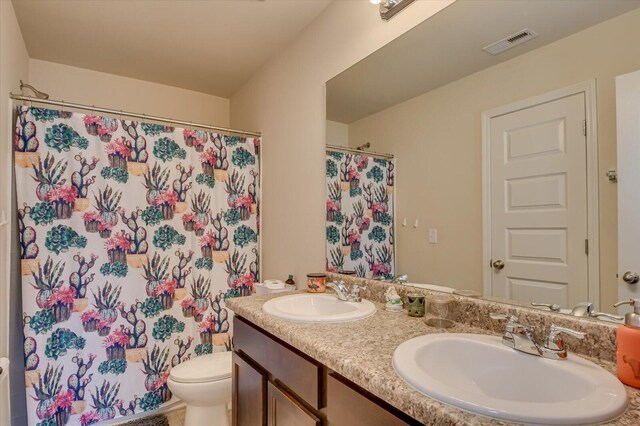 bathroom featuring a shower with curtain, vanity, and toilet