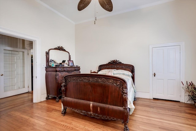 bedroom with ornamental molding, light wood-type flooring, and ceiling fan