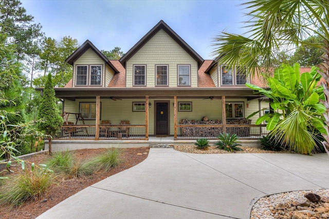 view of front facade featuring ceiling fan and covered porch