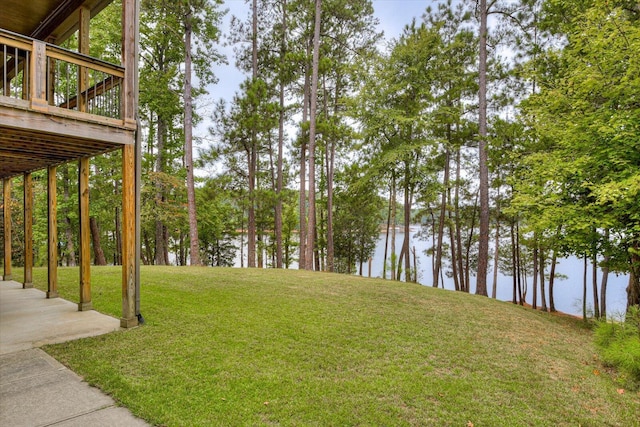 view of yard featuring a water view