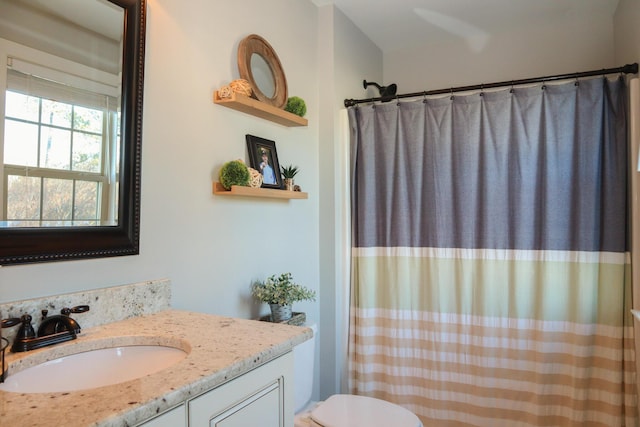 bathroom with toilet, a shower with curtain, and vanity