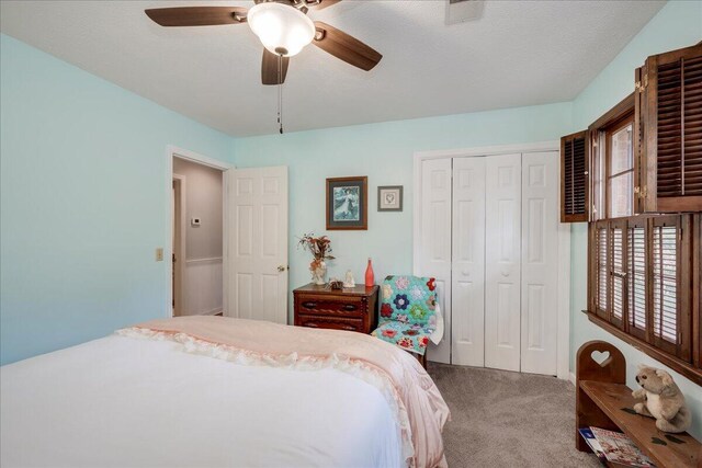 bedroom with carpet, a textured ceiling, a closet, and ceiling fan