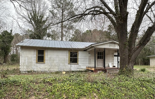 single story home featuring a porch