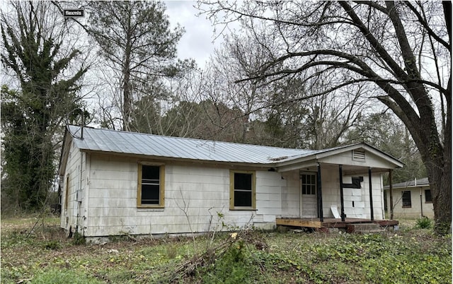 ranch-style home featuring covered porch