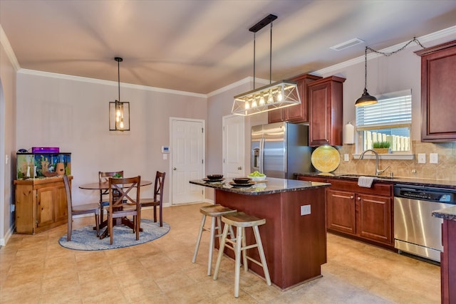 324 Congling Cir, Grovetown, GA 30813 - kitchen with stainless steel appliances, a sink, a kitchen island, decorative backsplash, and a kitchen breakfast bar
