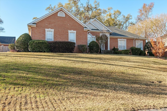 view of front of home featuring a front lawn