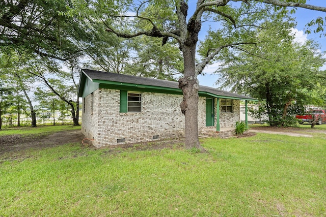 single story home with a front lawn