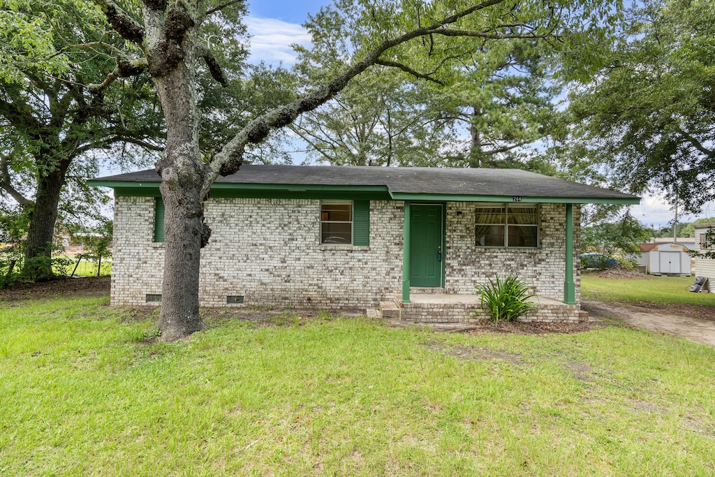 ranch-style house with a front yard