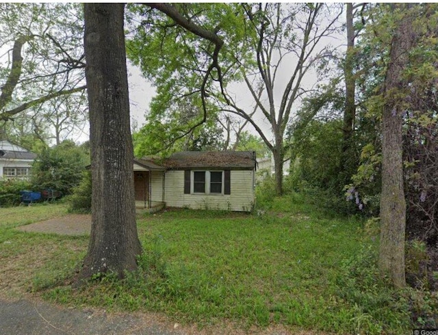 view of front of property with a front yard