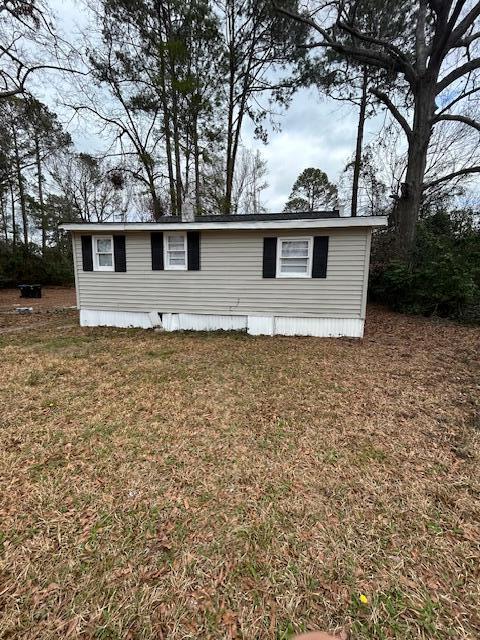 manufactured / mobile home with a front yard