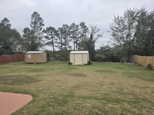 view of yard featuring a storage unit