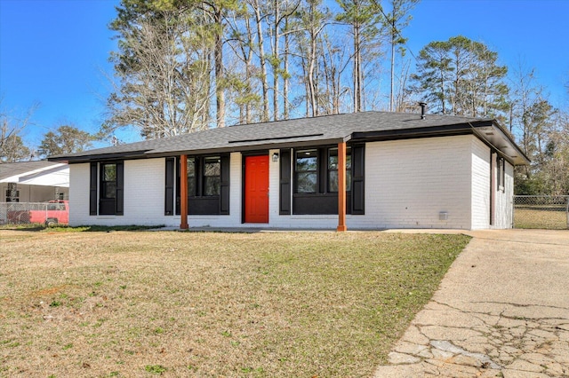 single story home featuring a front yard