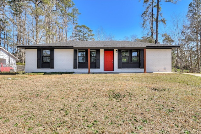 view of front facade featuring a front lawn