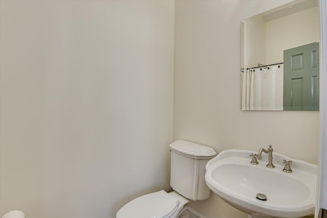 341 Crown Pt, Mccormick, SC 29835 - bathroom featuring curtained shower, a sink, and toilet