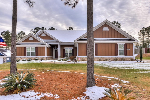 view of front of home featuring a lawn