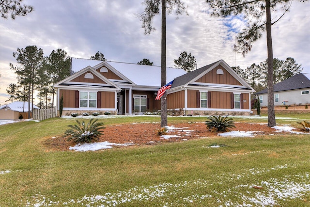 view of front of home featuring a front yard