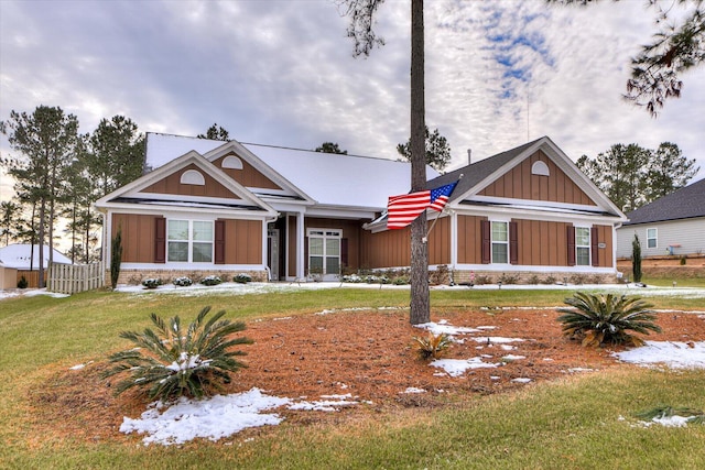 craftsman inspired home featuring a front yard