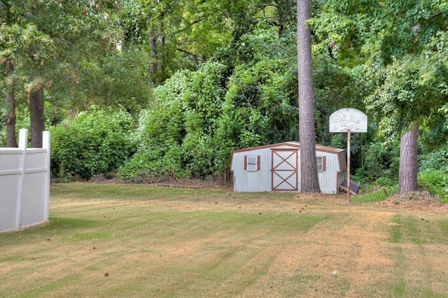 view of yard featuring a shed