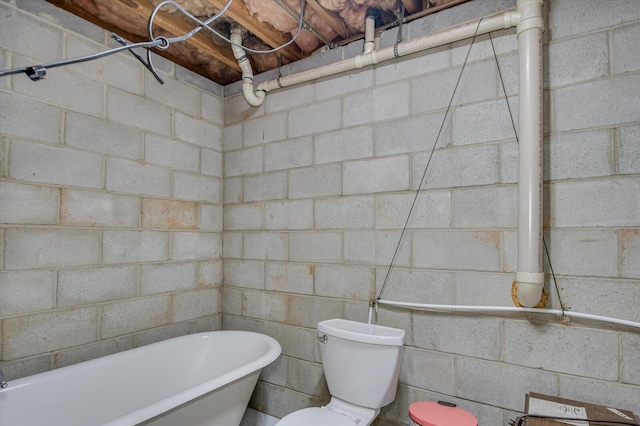 bathroom featuring a washtub and toilet