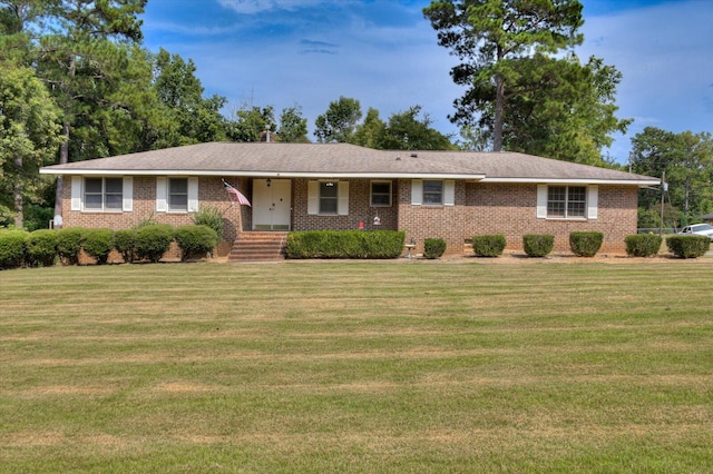 ranch-style house featuring a front yard