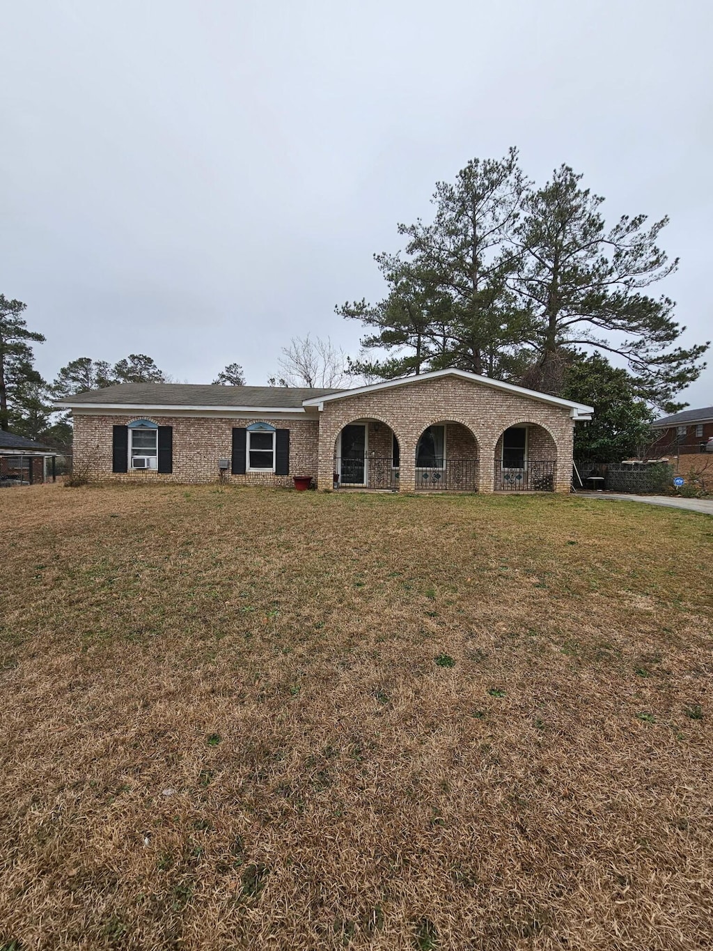 ranch-style house with a front yard