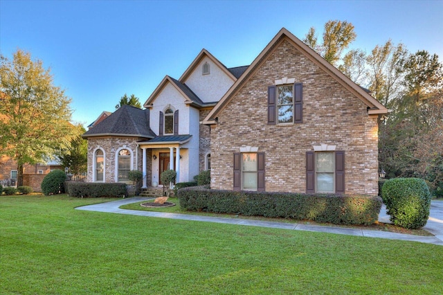 view of front facade featuring a front lawn