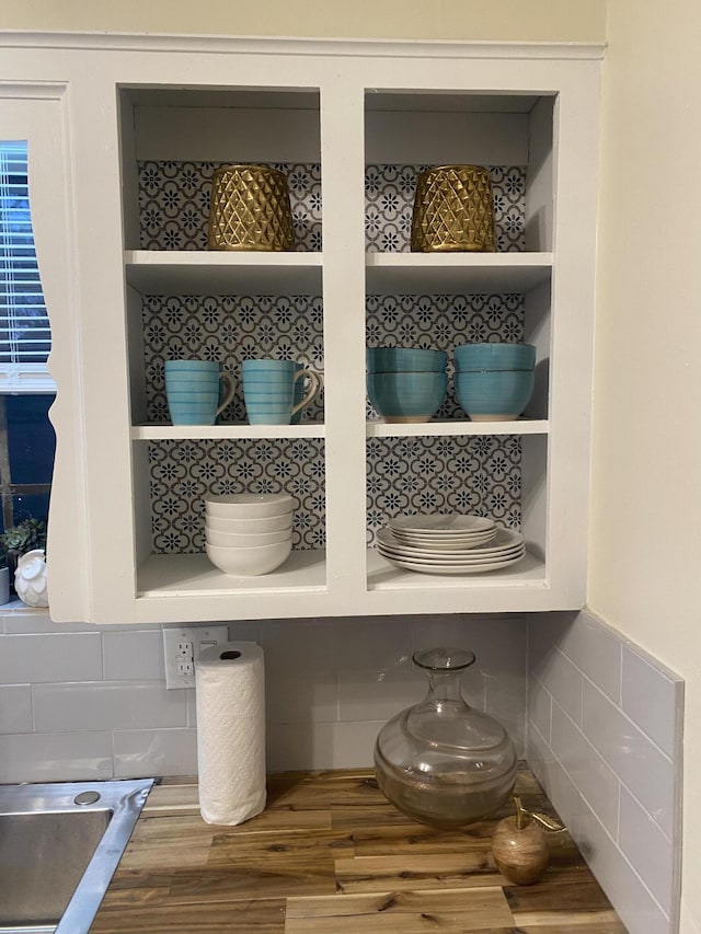 details featuring decorative backsplash