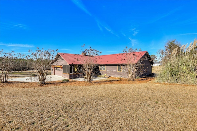 view of front of property featuring a front lawn and a garage