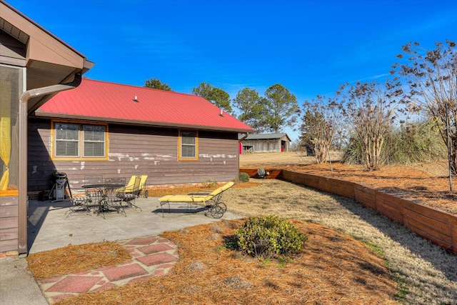 view of yard featuring a patio