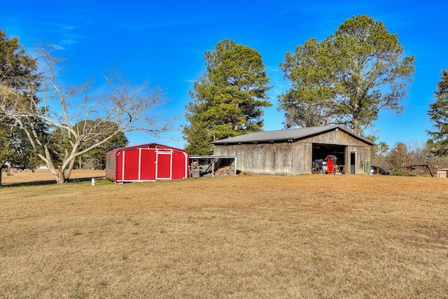 view of yard featuring an outdoor structure