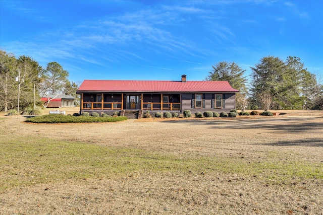 ranch-style house featuring a front yard