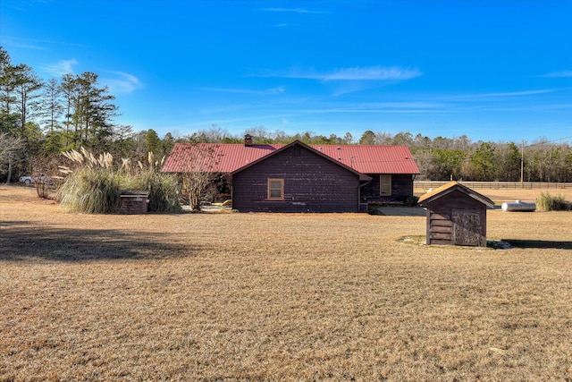 view of front of property featuring a front yard