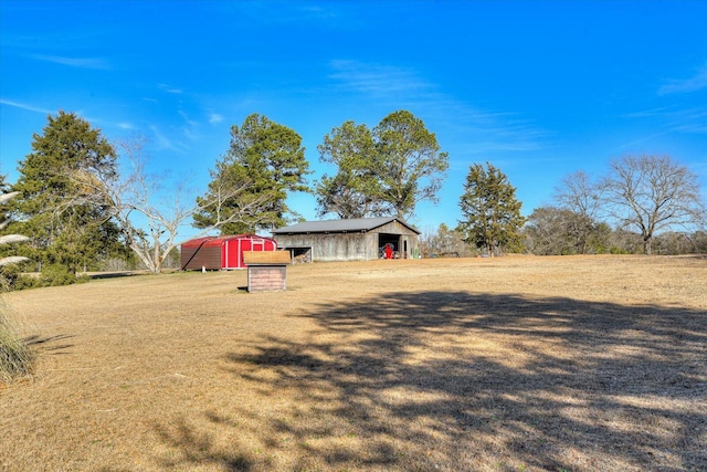 view of yard with an outdoor structure