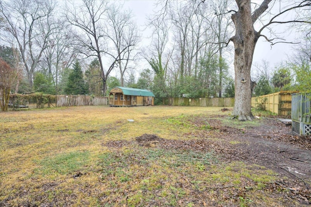 view of yard featuring an outbuilding